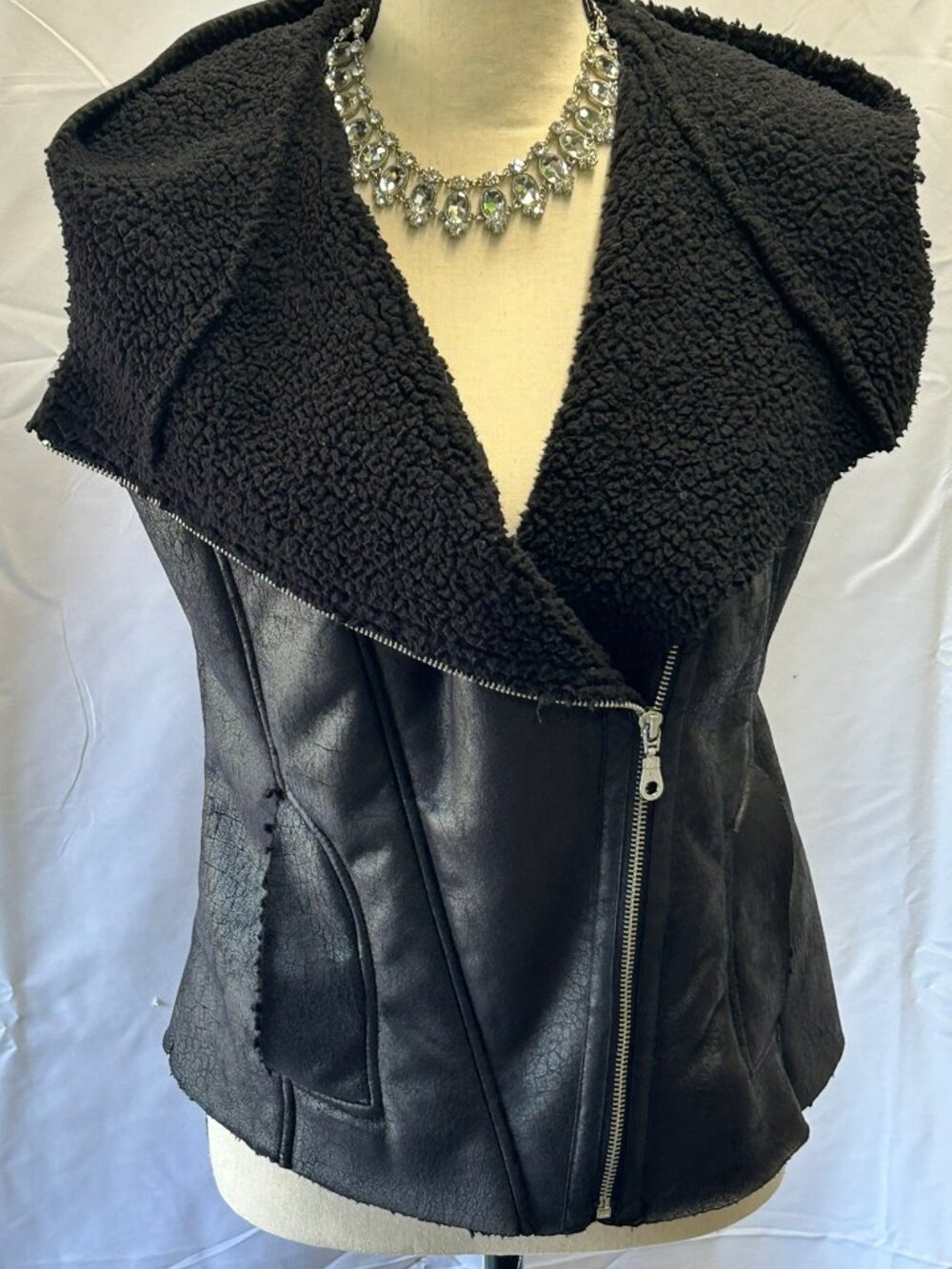 Dolce Cabo Black Boucle Faux Fur Faux Leather Sleeveless Shawl Vest Size M